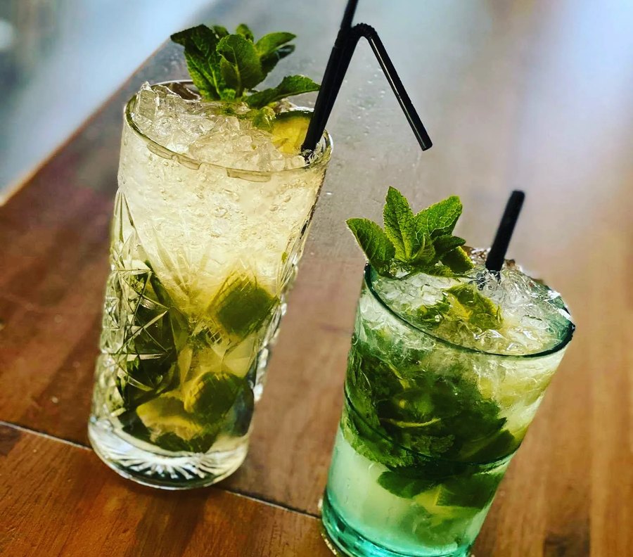 Aperitieven aan tafel bij 't Zeezotje